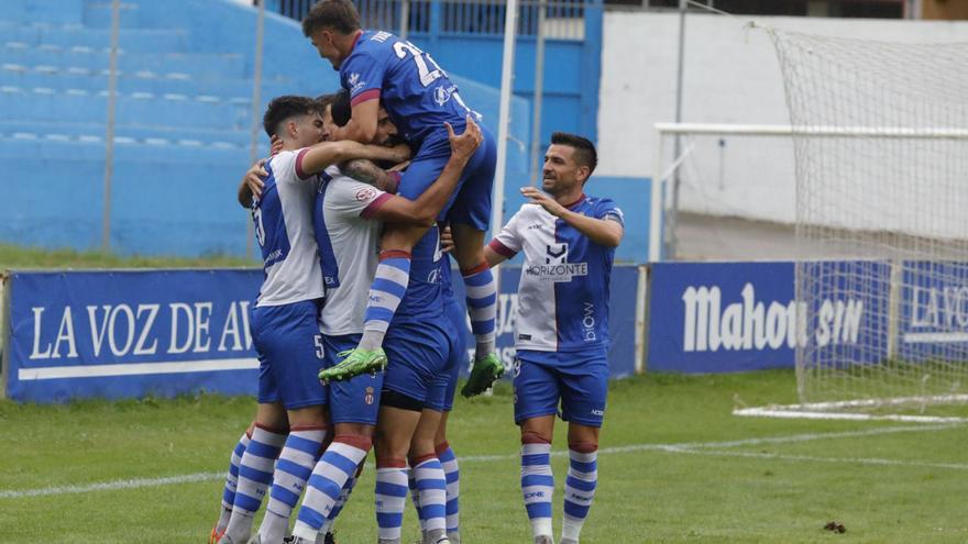 Los jugadores del Avilés celebran uno de los goles ante el Guijuelo. | Ricardo Solís