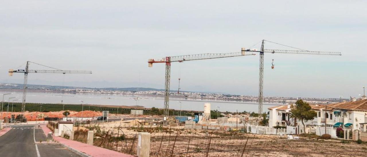 El temor a una nueva recesión económica frena la construcción de viviendas en Alicante