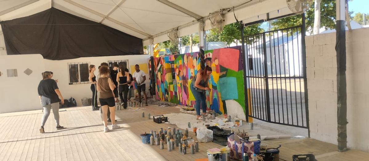 Decoración de la caseta de ASPA a cargo de socios y voluntarios.