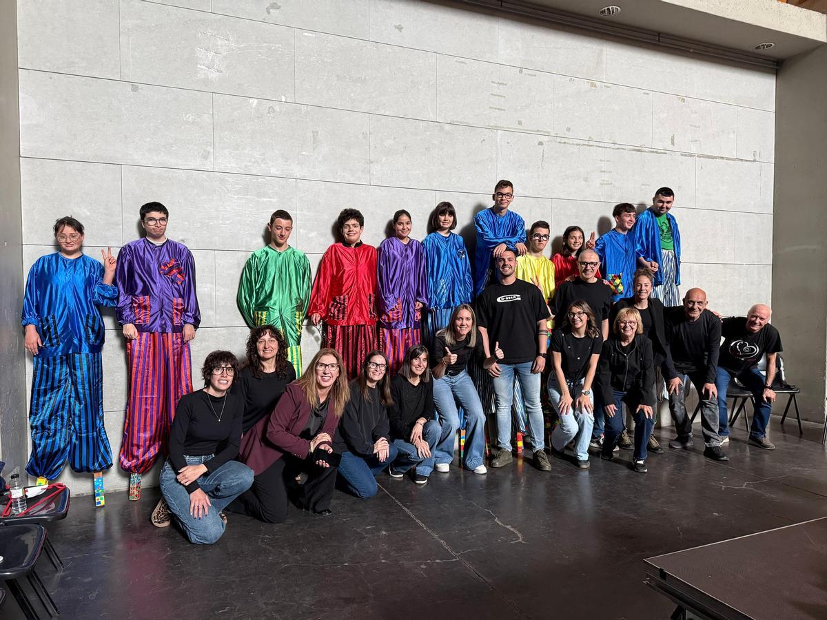 Los Gigantes con Zancos del Colegio Gloria Fuertes participan en la gala Derechos con voz propia organizada por Plena Inclusión