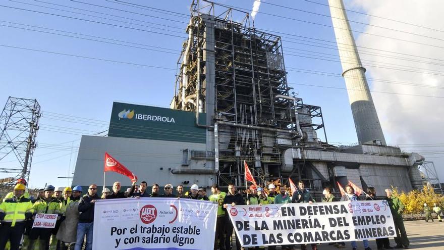 Trabajadores de Lada durante una protesta reciente ante la térmica