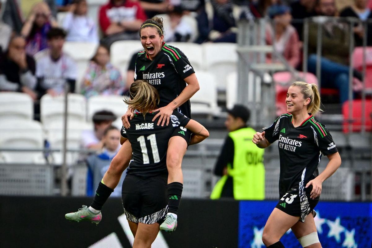 Mariona Caldentey celebra su gol ante el Olympique de Lyon