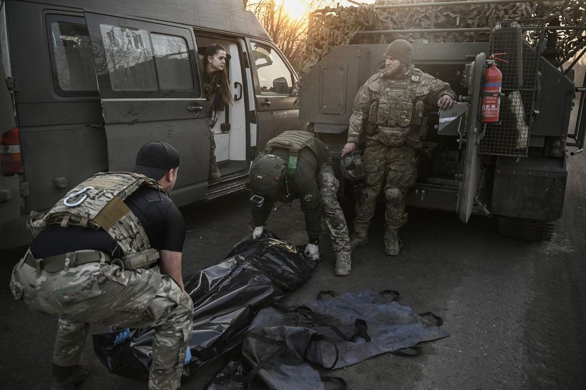 Paramédicos ucranianos evacuan a militares heridos en la línea del frente de Bajmut, el 23 de marzo de 2023