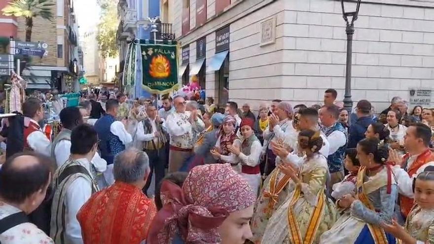 Ovación y aplausos para la falla Camí Nou a su llegada al acto de recogida de premios tras el desplome de su monumento