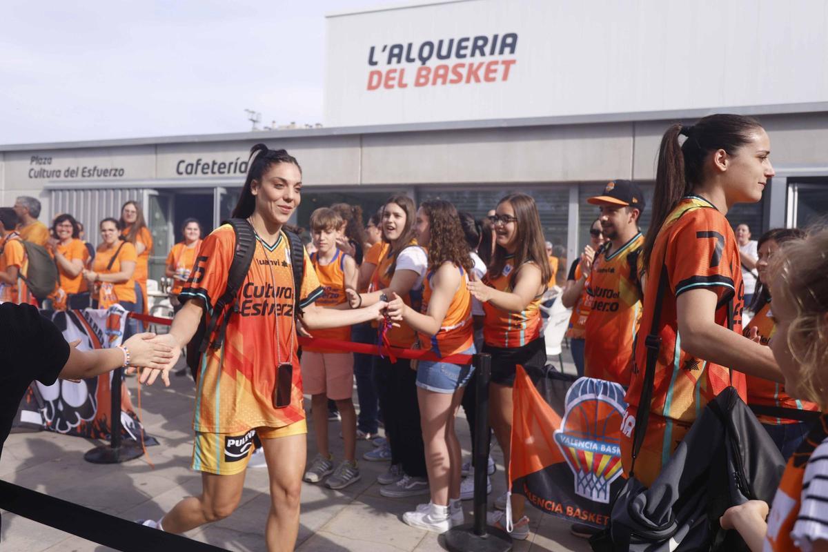 Así fue el recibimiento de los aficionados de Valencia Basket  antes de enfrentarse al  Perfumerías