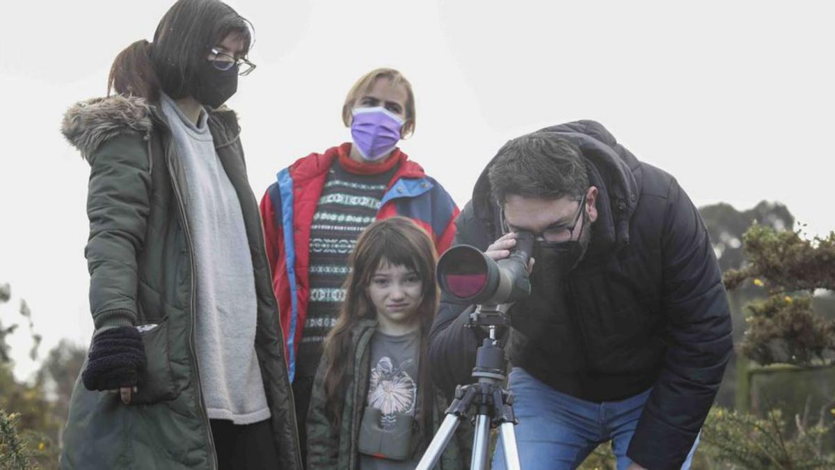 Participantes en la visita guiada al monumento natural de Zeluán. | R. Solís