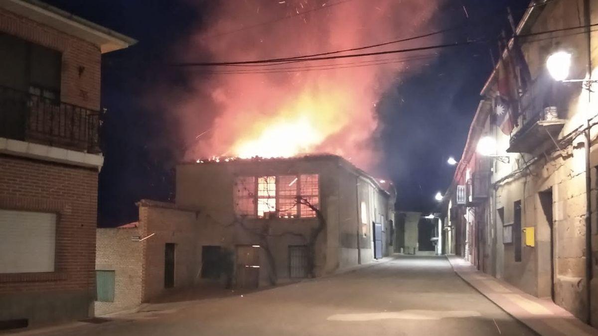 Vivienda de la localidad de Villaescusa afectada por el fuego.