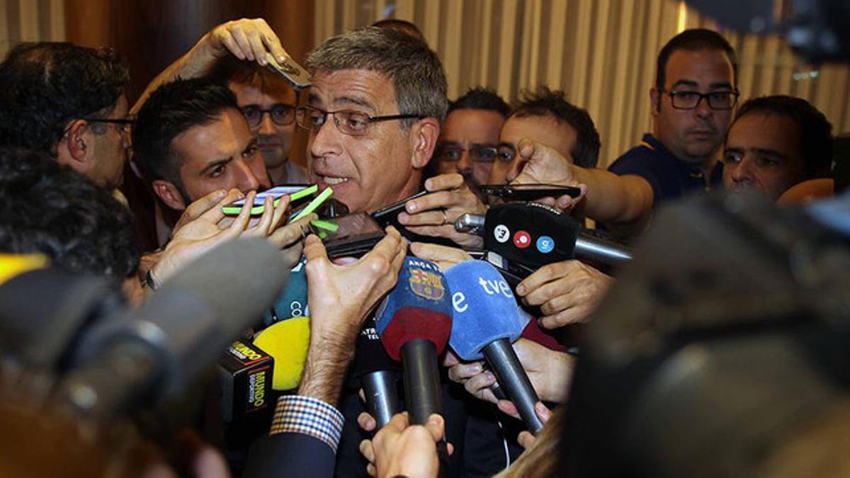 El vicepresidente tercero del Barça, Jordi Mestre, atiende a los medios a la llegada de la expedición azulgrana a Minks