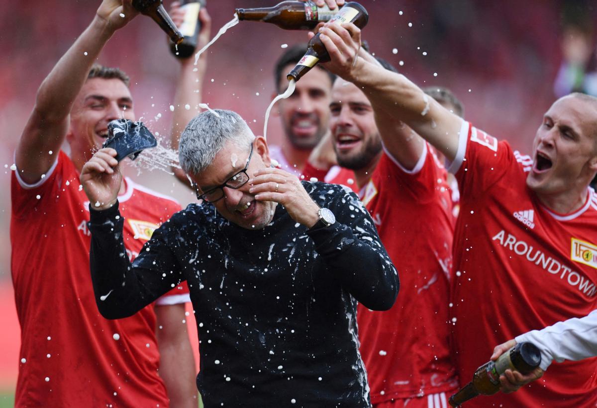 Los jugadores bañan en cerveza al técnico Urs Fischer tras la clasificación para la Liga Europa, el pasado mayo.