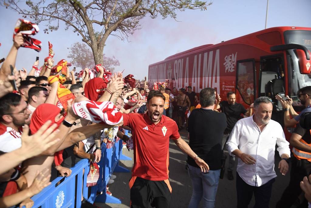 Recibimiento de la afición al Real Murcia antes del partido ante el Nástic