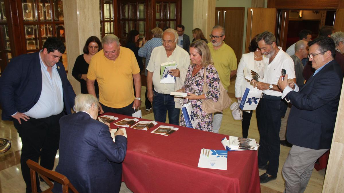 Alzaga firmó libros a los asistentes que acudieron a disfrutar de su coloquio.