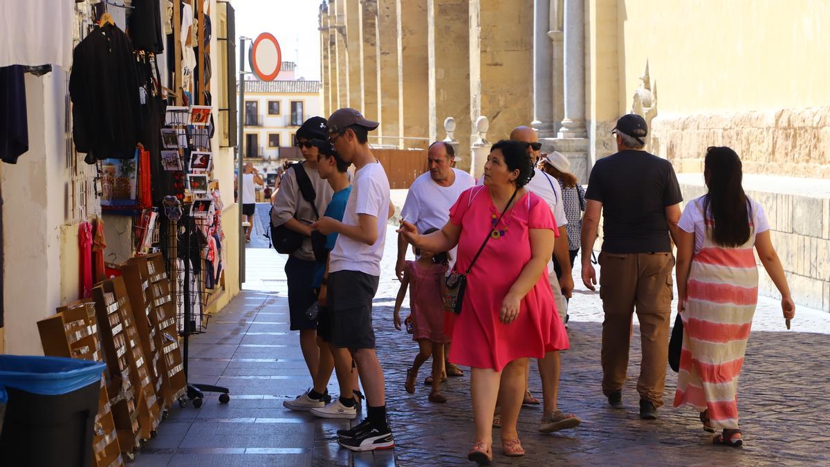 Varios turistas, en las proximidades de la Mezquita Catedral de Córdoba.