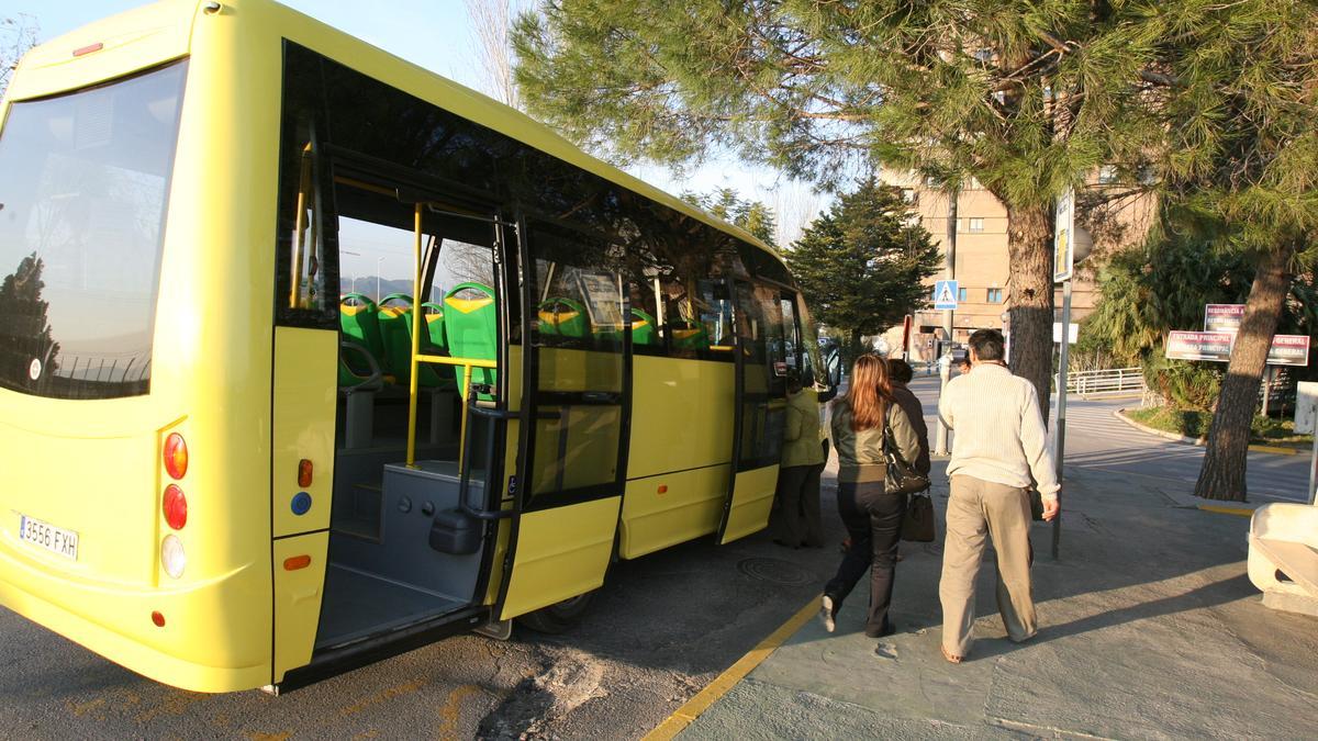 Un grupo de usuarios sube a un autobús urbano en Xàtiva, en una imagen de archivo.