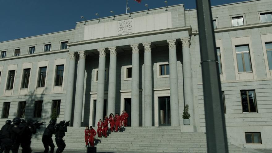 Una imagen de &#039;La Casa de Papel&#039; frente a la ficticia Fábrica de Moneda y Timbre.