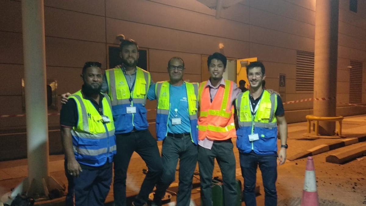 Antonio Yáñez, en el centro, durante su intervención en el aeropuerto de Doha