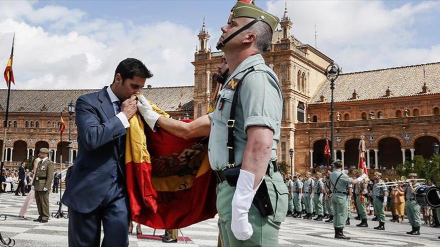 Dos millares de civiles juran bandera en Sevilla