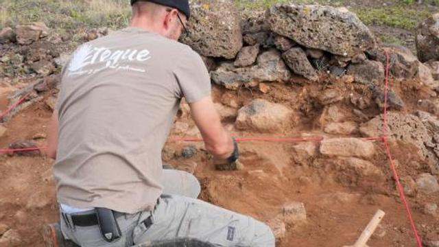 Un miembro de la empresa Tegue, en el yacimiento de Vistas del Santo. | | LP/DLP