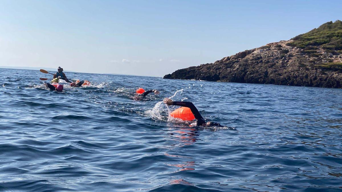 El paratriatleta Javier Vergara cumple con éxito su reto de 5km de natación por una causa benéfica