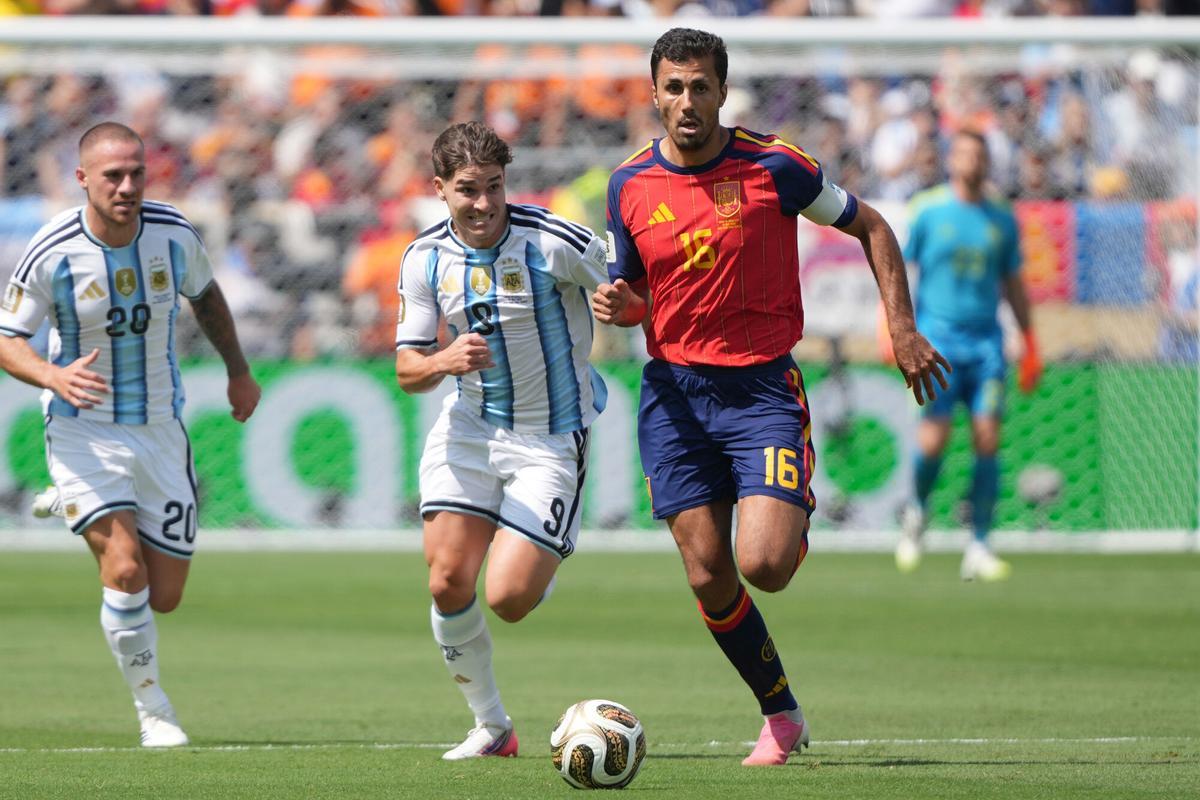 Rodri Hernández pelea por un balón con Julián Álvarez en la final del Mundial.