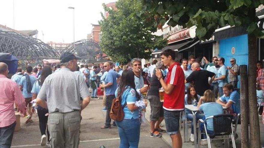 La afición en las horas previas al partido. // Óscar Méndez