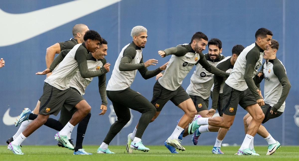 'Al mal tiempo, buena cara': buen rollo en el entrenamiento del Barça previo al partido contra el Alavés