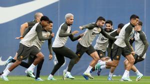 Al mal tiempo, buena cara: buen rollo en el entrenamiento del Barça previo al partido contra el Alavés