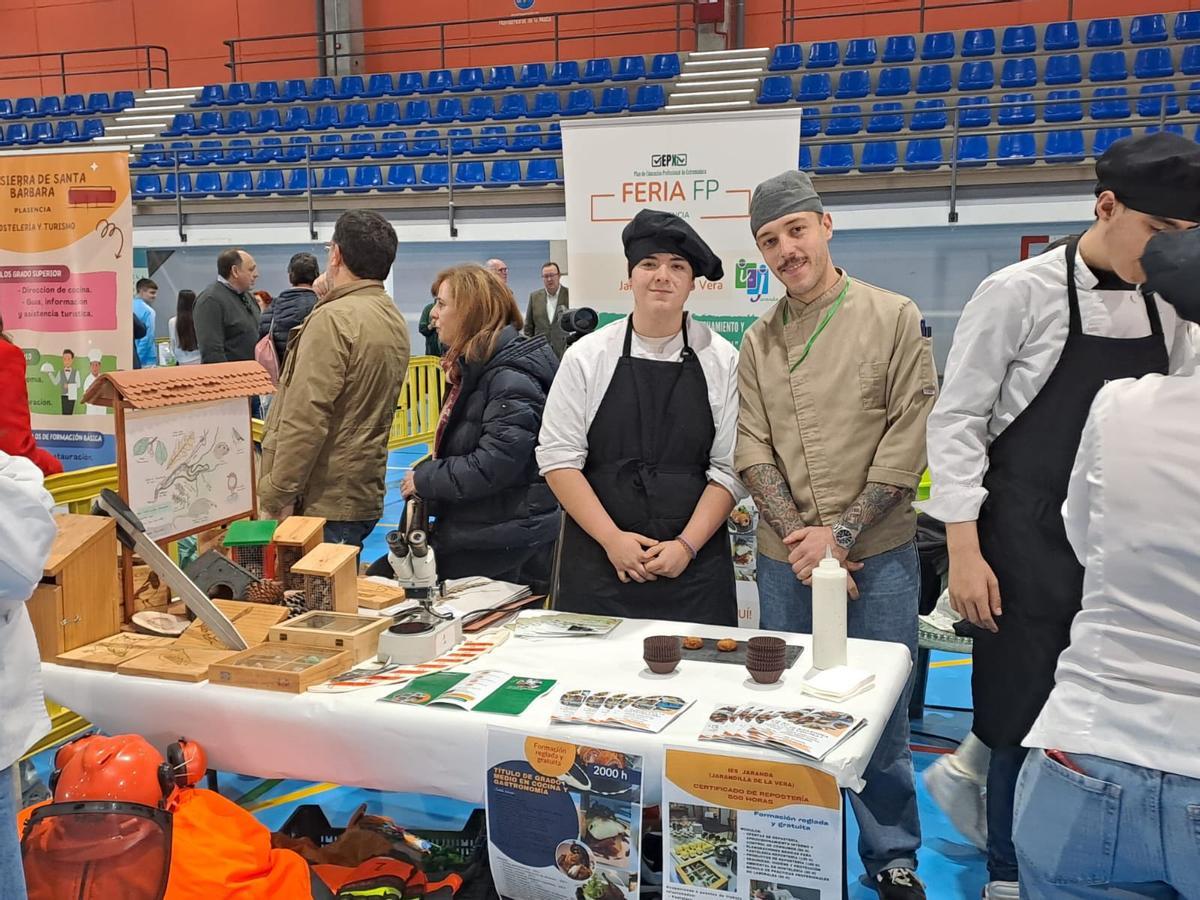 Alumnado que se forma en el sector de la hostelería y la automoción.