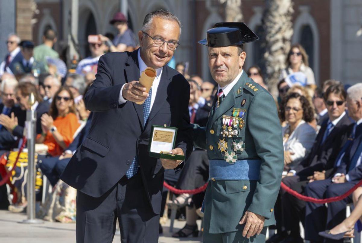 Muchos familiares acompañaron a los miembros de la Guardia Civil que protagonizaron emotivas escenas. | INFORMACIÓN