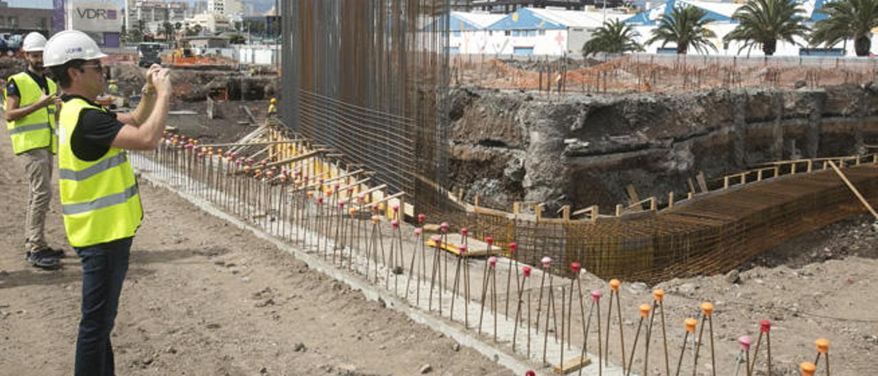 El vicepresidente de Loro Parque fotografía los avances en la construcción de una de las piscinas del acuario.