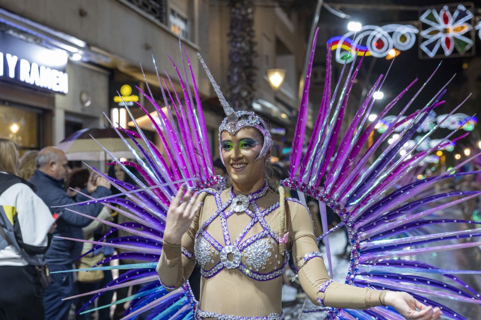 Aquí las mejores imágenes del desfile nocturno del Carnaval de Torrevieja 2025 que salió a la calle desafiando el viento y la lluvia