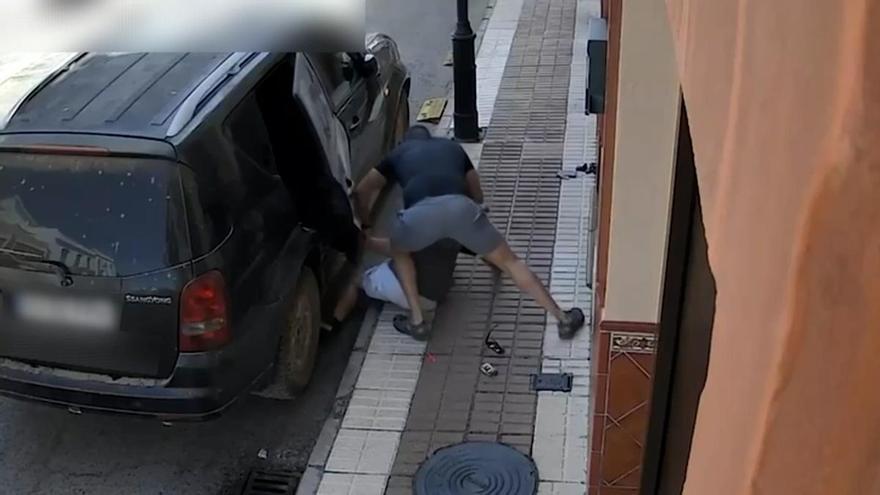 Zwei Beamte der Guardia Civil außer Dienst verhaften einen mutmaßlichen Dieb auf frischer Tat in Sevilla