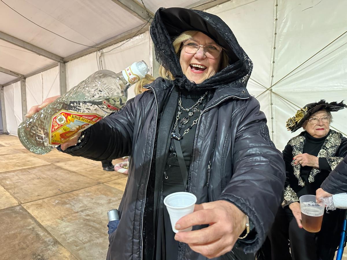 Rosa Suárez, con el anís.