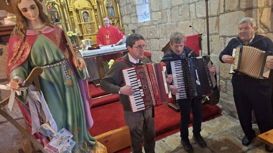 Un momento de la misa, con los acordeonistas. |  T.H.