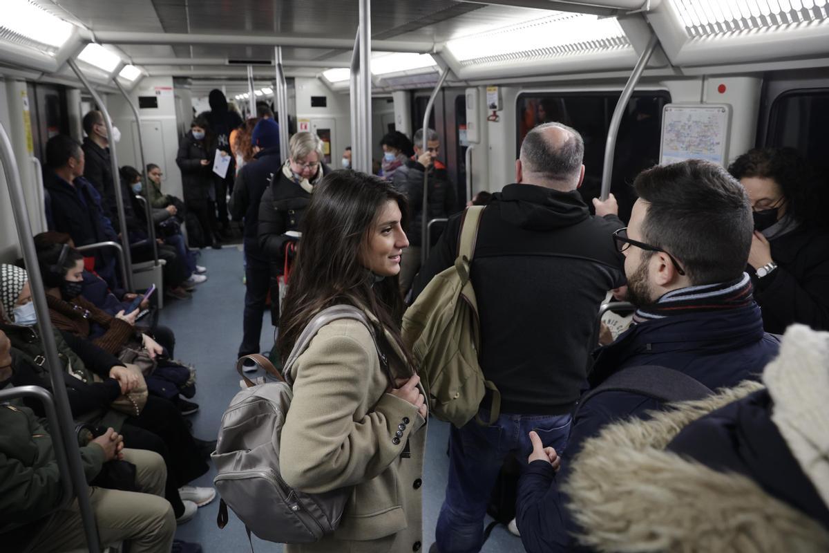 Primer día sin la mascarilla obligatoria en el transporte público