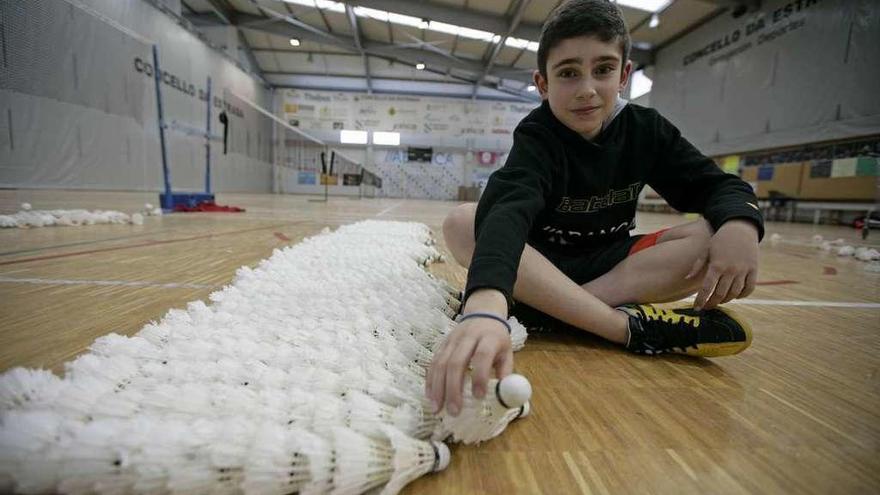 Pedro Rey, ayer, en el entrenamiento del Club Bádminton A Estrada. // Bernabé