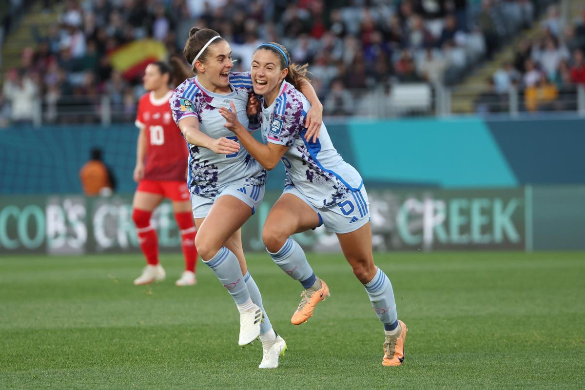 Auckland (Australia), 05/08/2023.- Aitana Bonmati of Spain (R) celebrates with teammate Teresa Abelleira after scoring the opening goal during the FIFA Women’s World Cup 2023 Round of 16 soccer match between Switzerland and Spain at Eden Park in Auckland, New Zealand, 05 August 2023. (Mundial de Fútbol, Nueva Zelanda, España, Suiza) EFE/EPA/SHANE WENZLICK AUSTRALIA AND NEW ZEALAND OUT