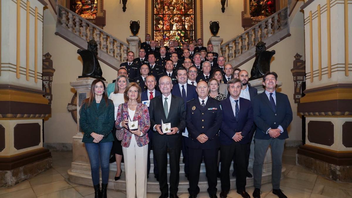 Condecorados y jefes de Policía Local en el Ayuntamiento de Málaga.