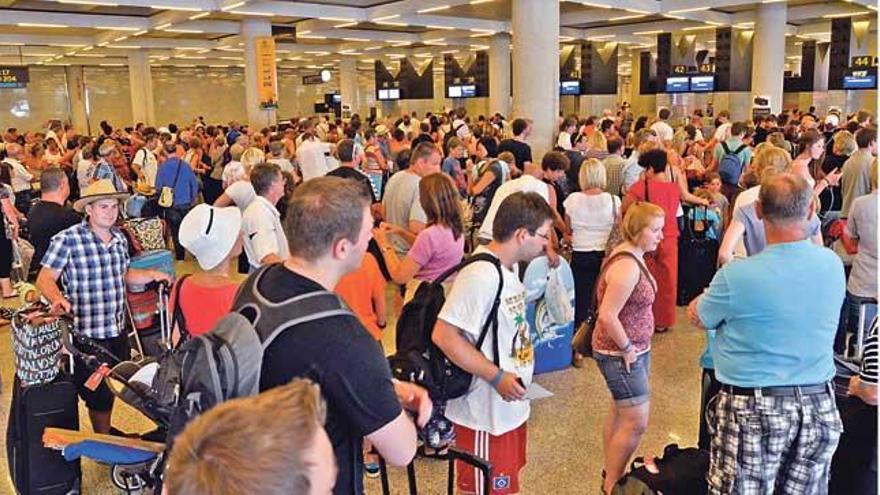 El aeropuerto espera hoy una jornada con mucho tránsito de pasajeros.