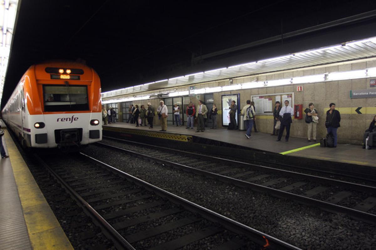 Un tren de Rodalies, a l’estació de Renfe de passeig de Gràcia. Un tren de Rodalies, a l’estació de Renfe de passeig de Gràcia.