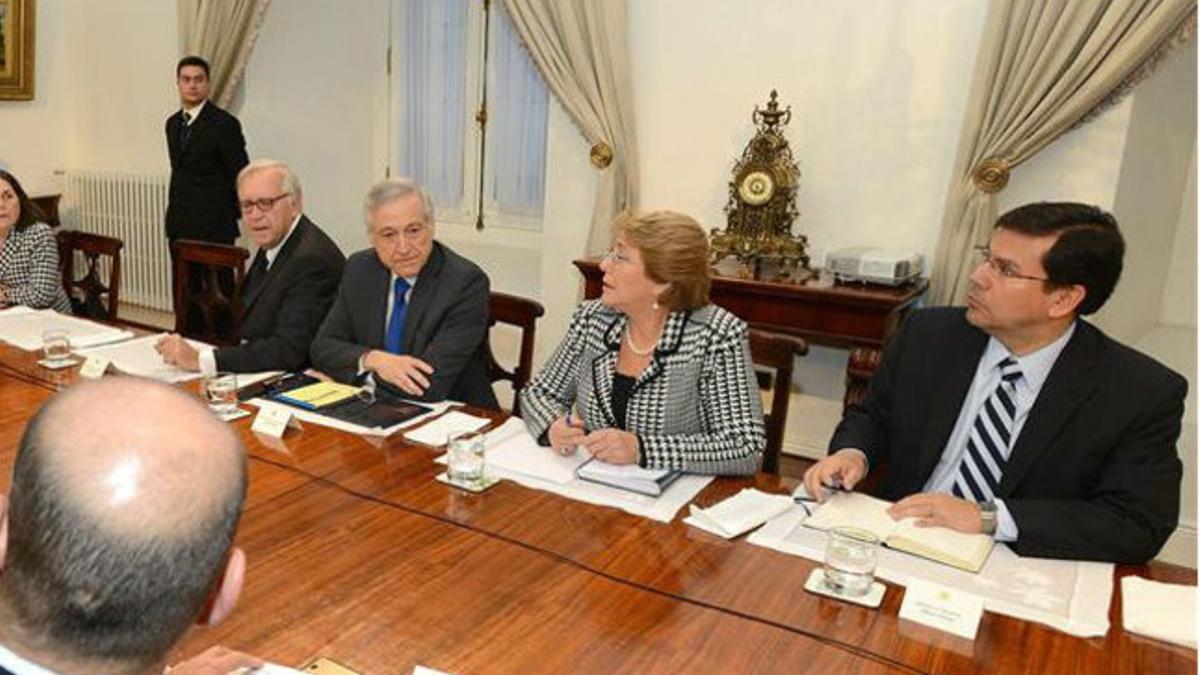 La presidenta de Chile, Michelle Bachelet (segunda por la derecha), reunida con algunos de sus ministros para abordar el incendio de Valparaíso.