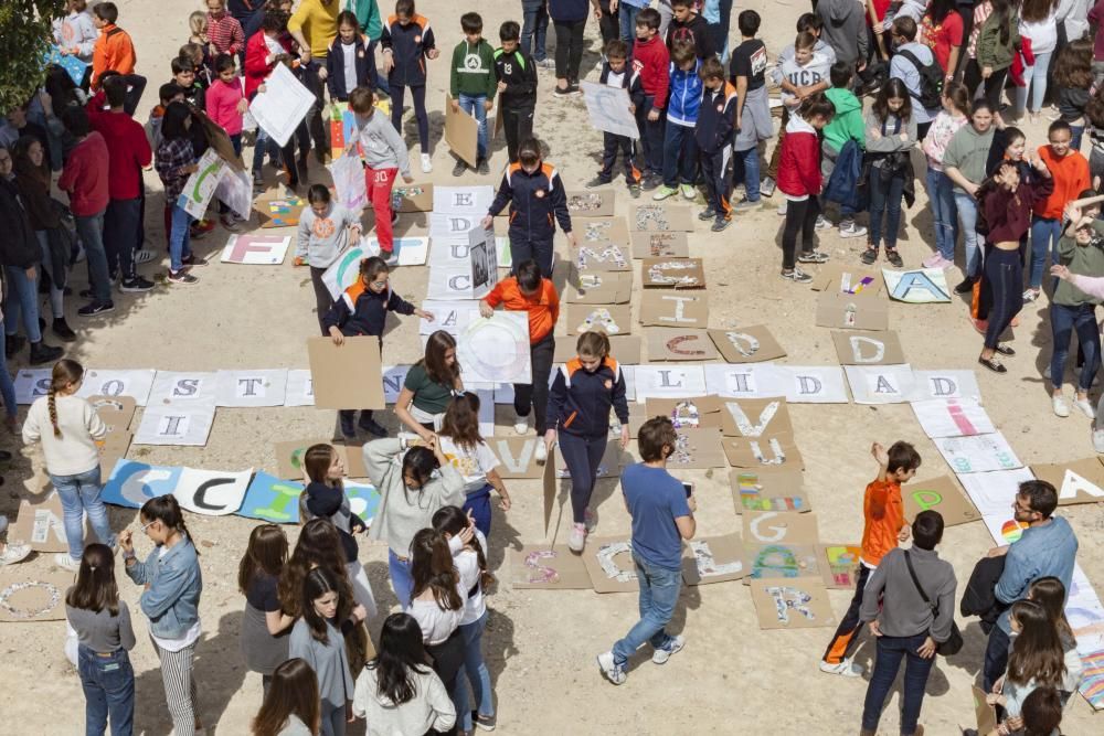 'Scrabble humano' en València por el derecho a la educación y el medio ambiente