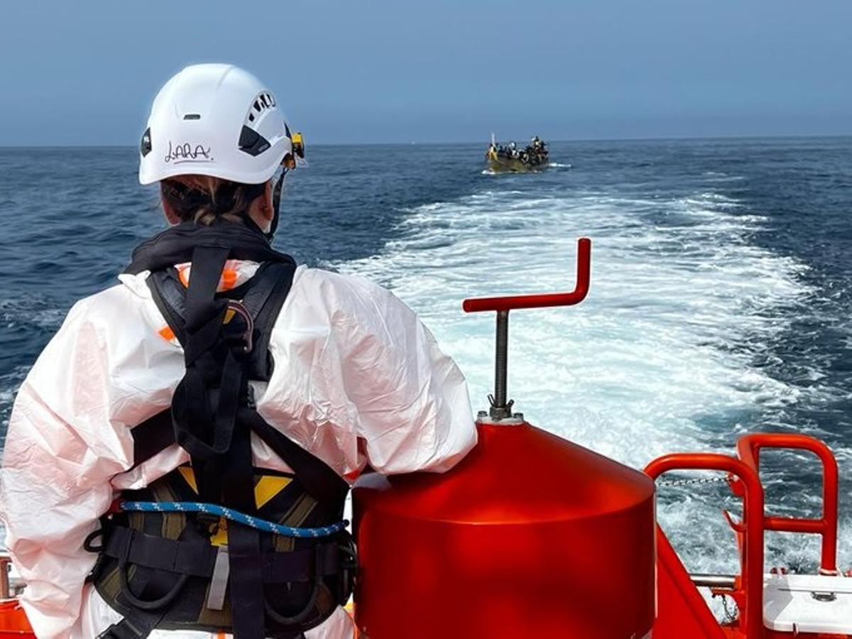 Salvamento Marítimo ha rescatado este domingo una patera en la que viajaban 138 personas subsaharianas (136 hombres y 2 mujeres) rumbo al archipiélago canario procedentes del continente africano.