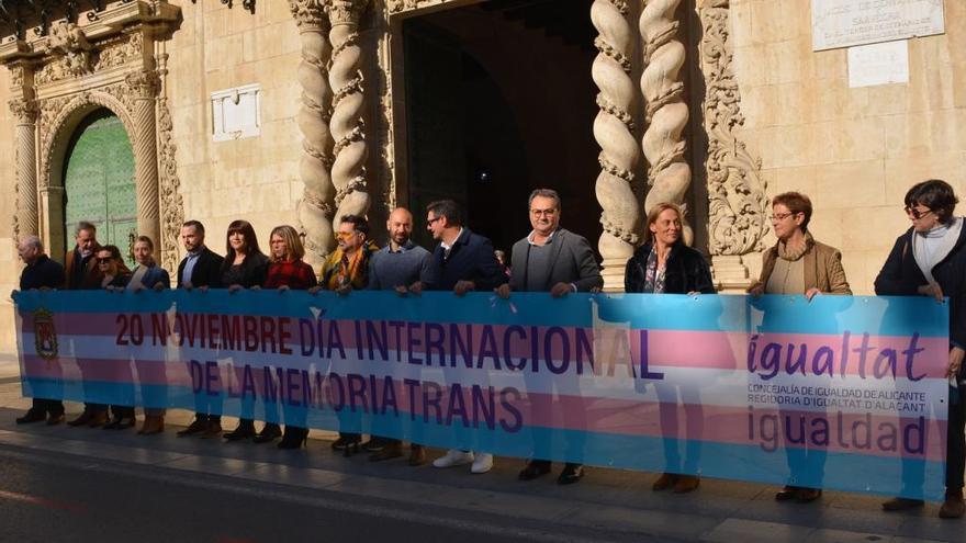 Alicante celebra por primera vez el Día Internacional de la Memoria Trans con la ausencia de Diversitat