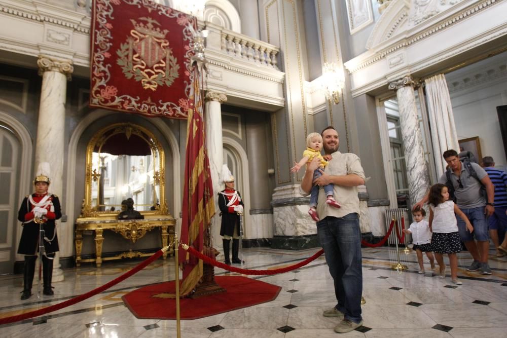 Visita a la Real Senyera en el Ayuntamiento