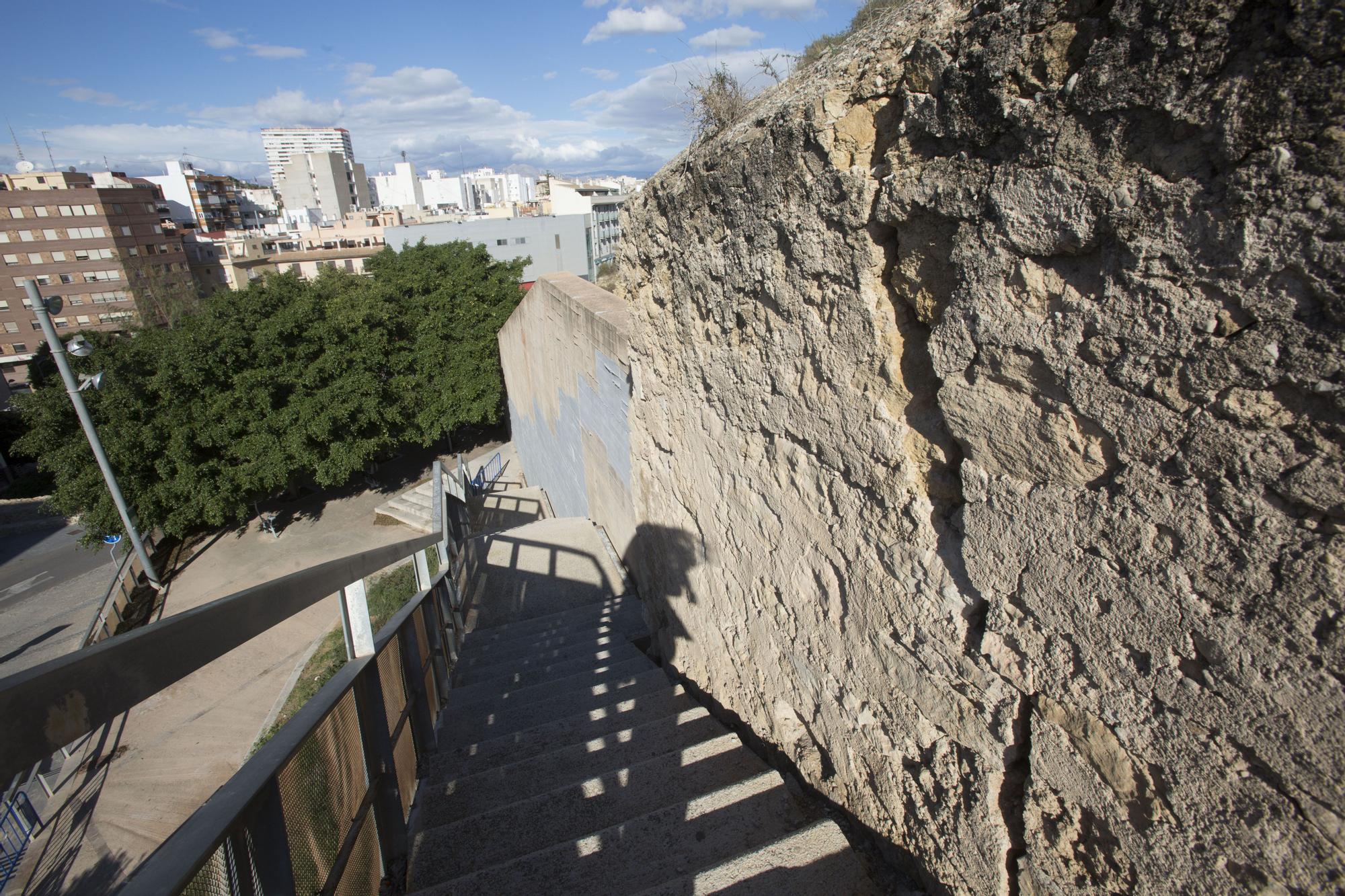 Restos de basura, pintadas, grietas... Esta es la imagen que da el Castillo de Santa Bárbara