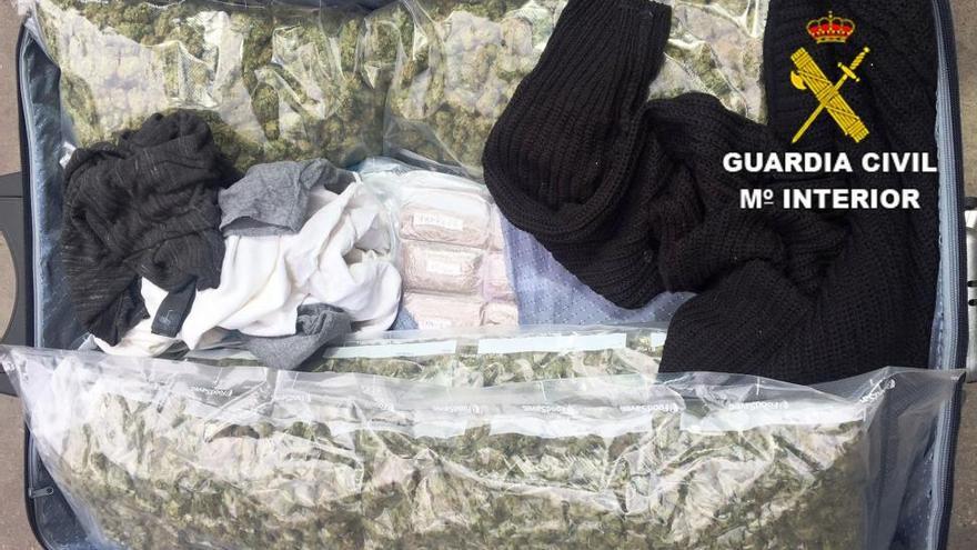 &#039;Cazado&#039; en la AP-7 en Burriana con 4 kilos de hachís y 3 de marihuana como equipaje