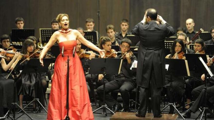 Ainhoa Arteta en un momento de la actuación en el teatro Colón. / víctor echave