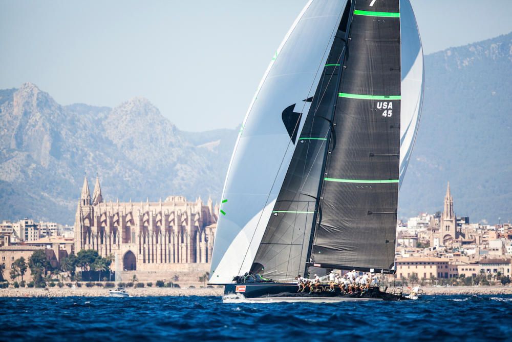 Noch bis Samstag (6.8.) laufen die Boote jeweils um 12 Uhr am Real Club Náutico aus. Ab 17 Uhr werden im Crew Village Feste für die dann zurückkehrenden Yachties veranstaltet. Der Zugang zum Regatta-Areal ist theoretisch nur den Teilnehmern sowie geladenen Gästen vorbehalten, wer freundlich fragt, kommt aber eventuell auch so rein. Die  Regatten selbst können zum Beispiel von der Küste in Son Veri Nou beobachtet werden.