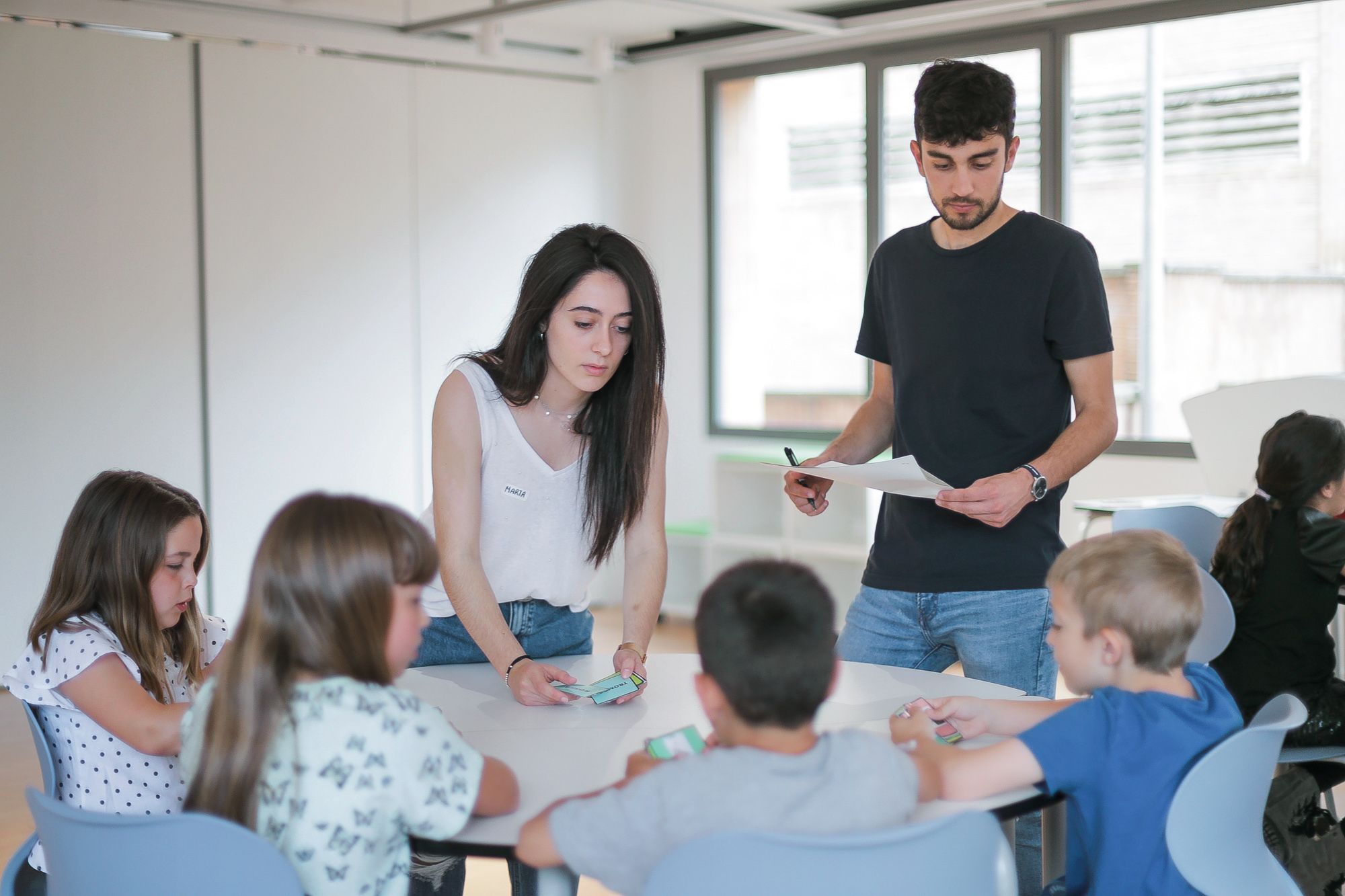 Alumnos de la escuela Escorial de Vic con estudiantes de magisterio durante Escola i Universitat