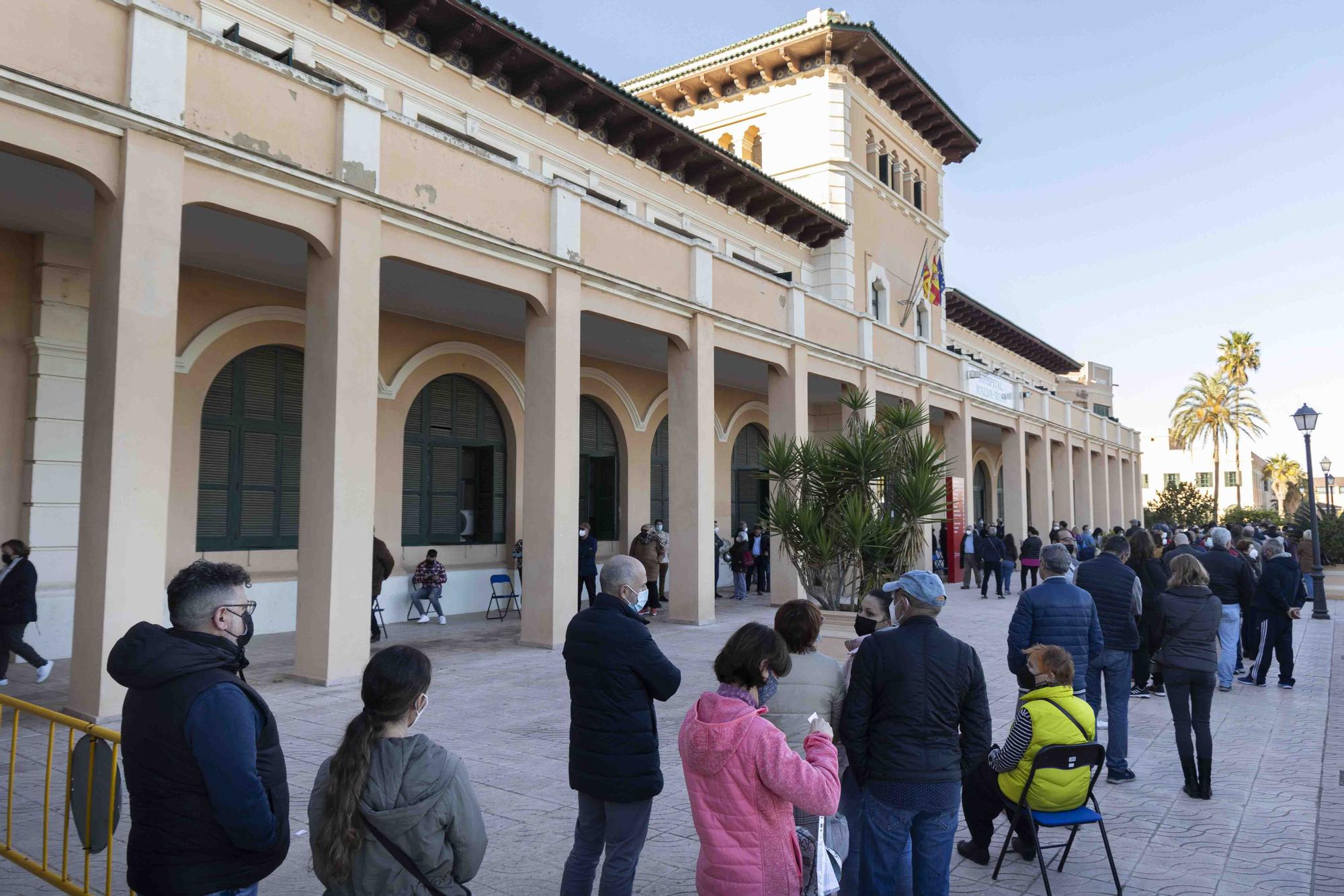 Colas para primeras y terceras dosis en el hospital de la Malvarrosa